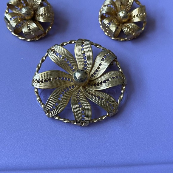 Vintage Kramer gold tone matching brooch and clip on earrings - Picture 2 of 7